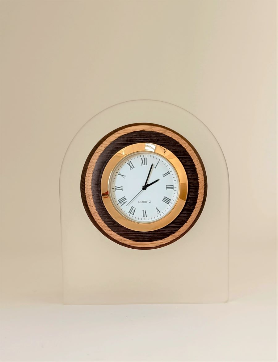 ВИЗИТНИЦА С МАТОВОЙ ПАНЕЛЬЮ И ЧАСАМИ