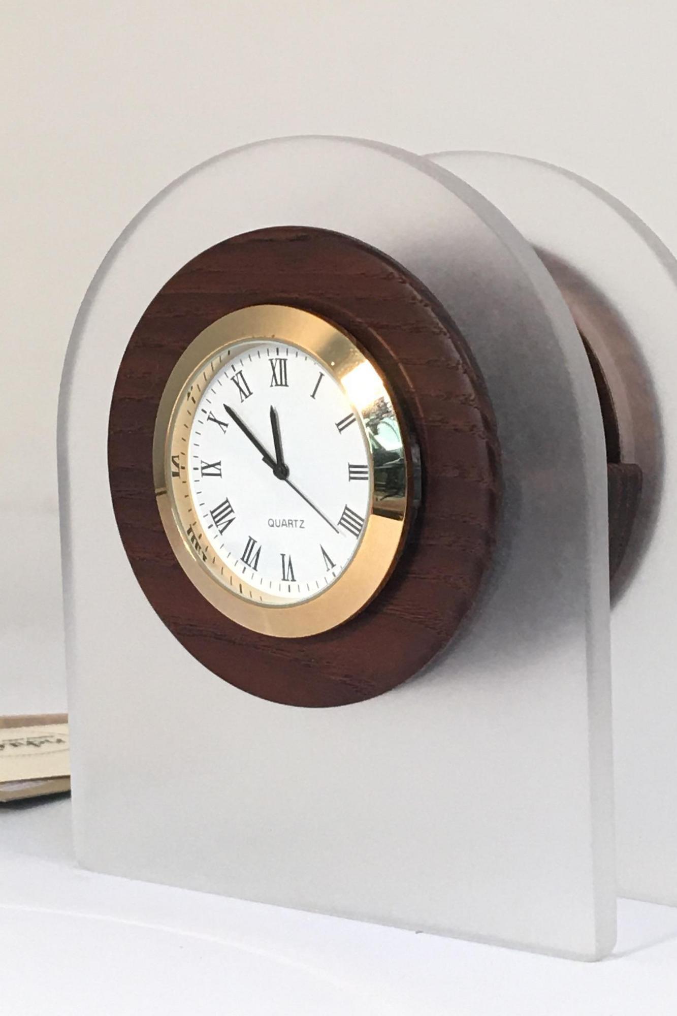 ВИЗИТНИЦА С МАТОВОЙ ПАНЕЛЬЮ И ЧАСАМИ