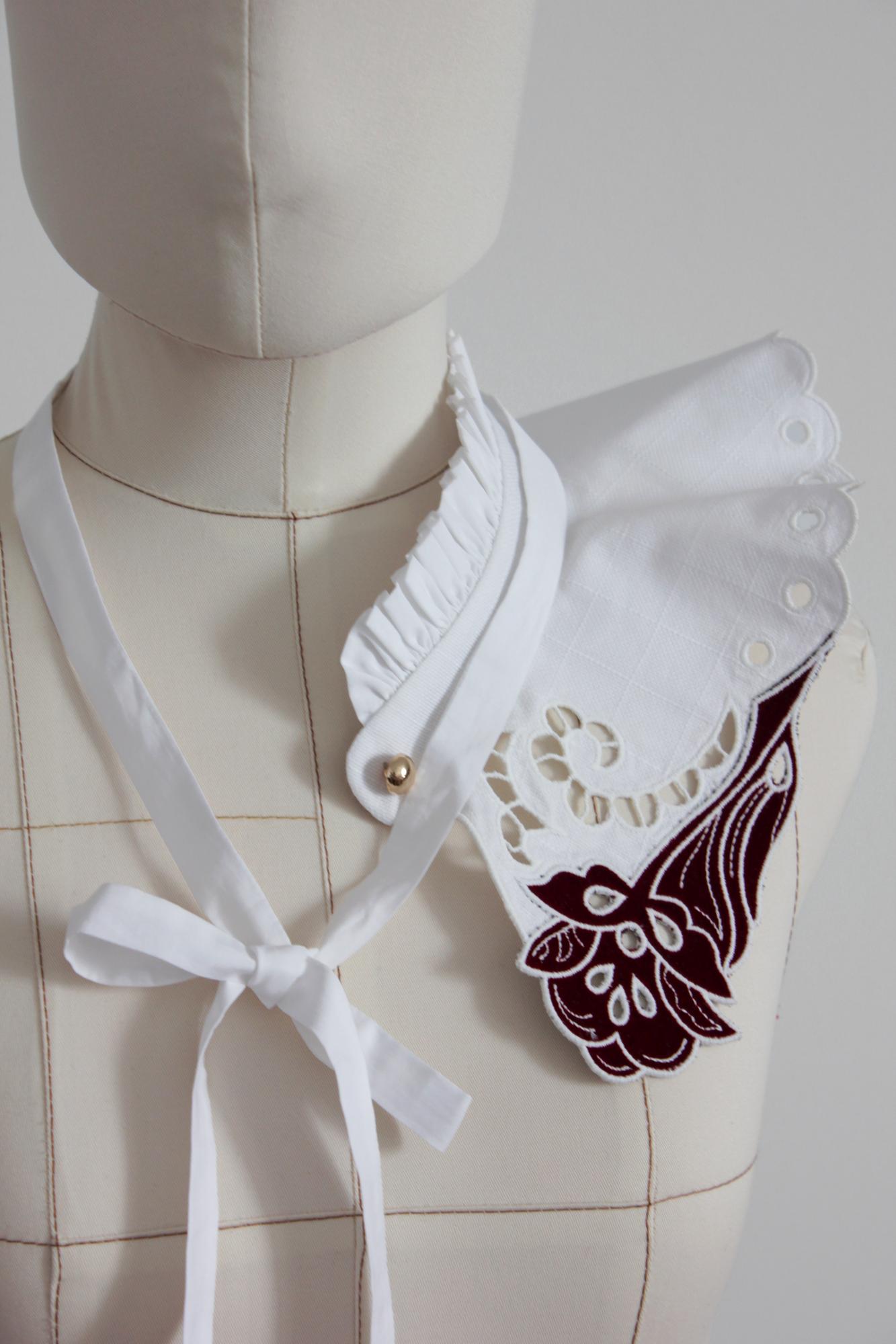 ВОРОТНИК с резным краем на стойке с оборкой, молочный хлопок с аппликацией из бархата цвета бордо и вышивкой ришелье