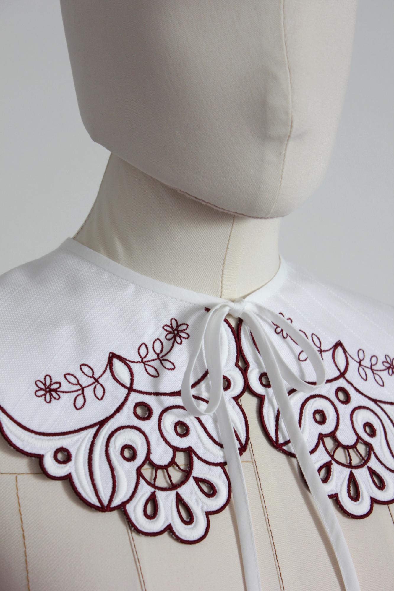 ВОРОТНИК с резным краем, молочный хлопок с вышивкой цвета бордо и ришелье