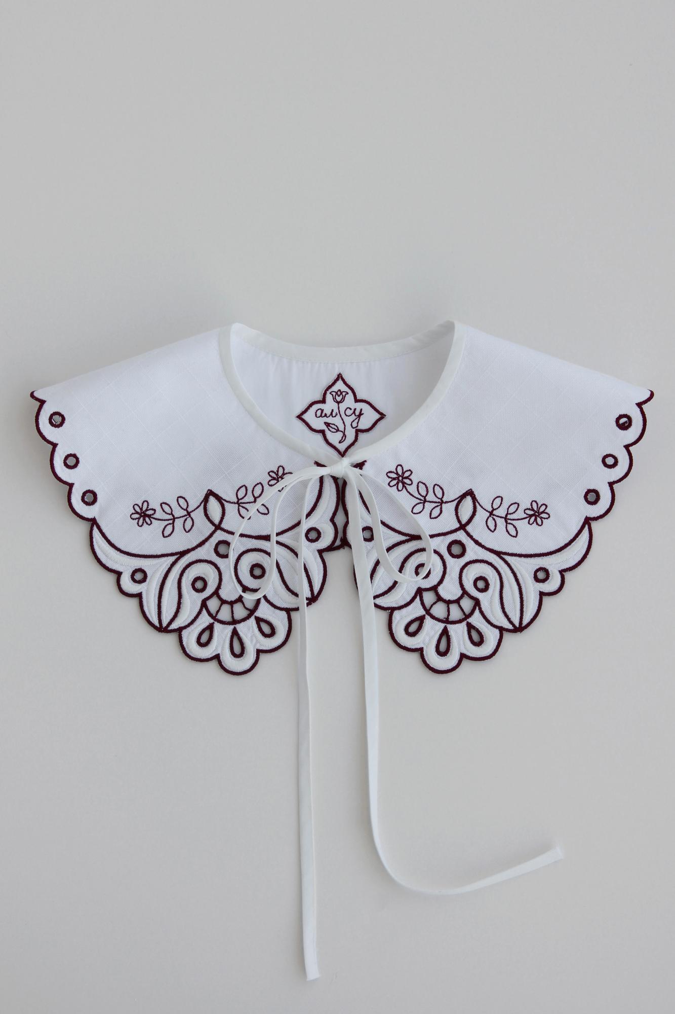 ВОРОТНИК с резным краем, молочный хлопок с вышивкой цвета бордо и ришелье