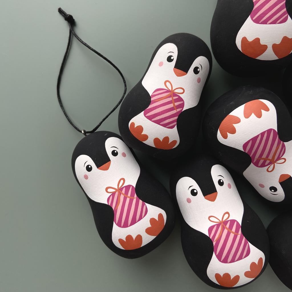 Пингвин с подарком, елочная игрушка