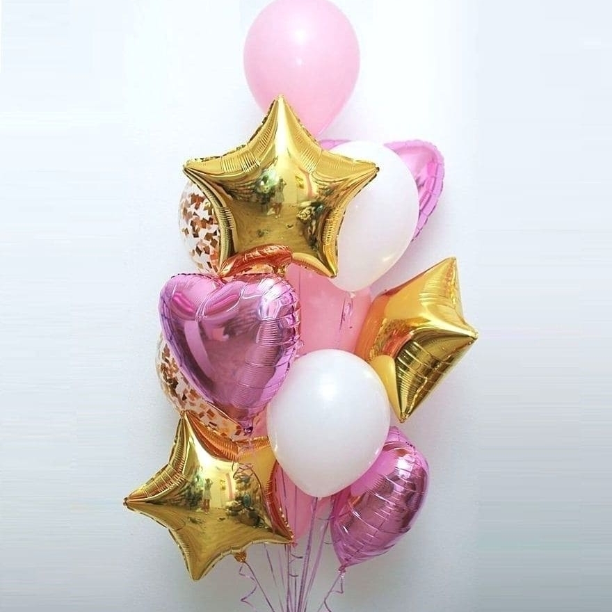 композиция из гелиевых шаров с золотыми звёздами фото