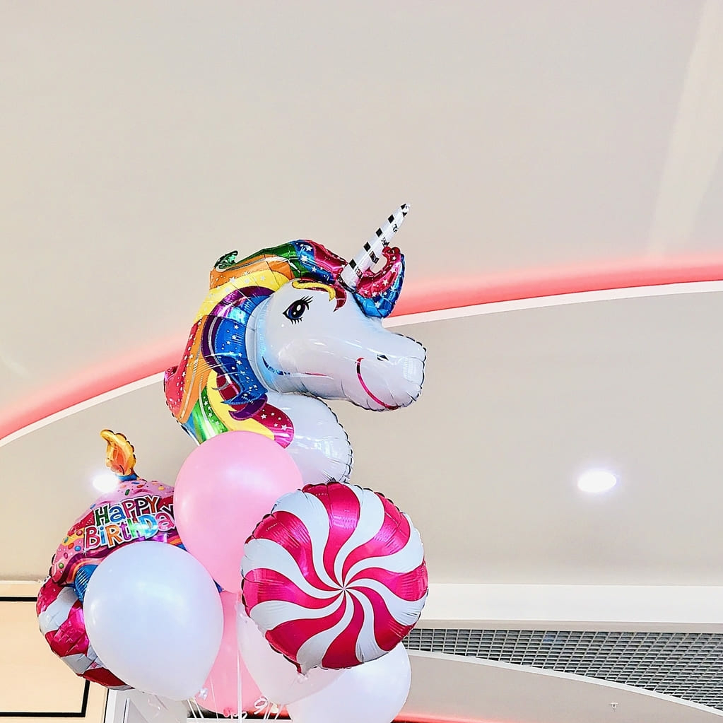 фото шаров на фоне потолка