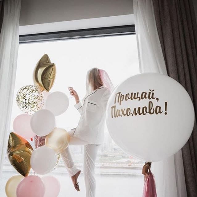 фото девушки у окна с шарами на девичник