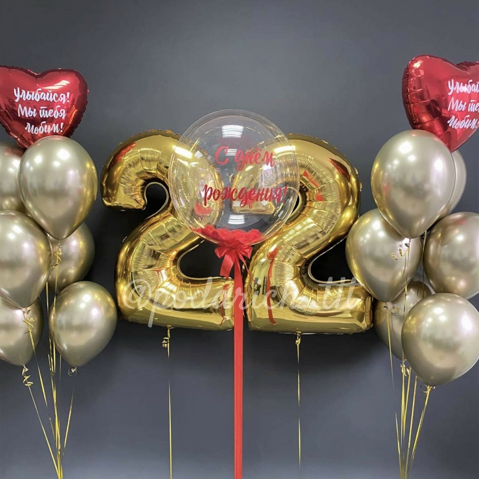 фото композиция из золото-красных гелиевых шаров