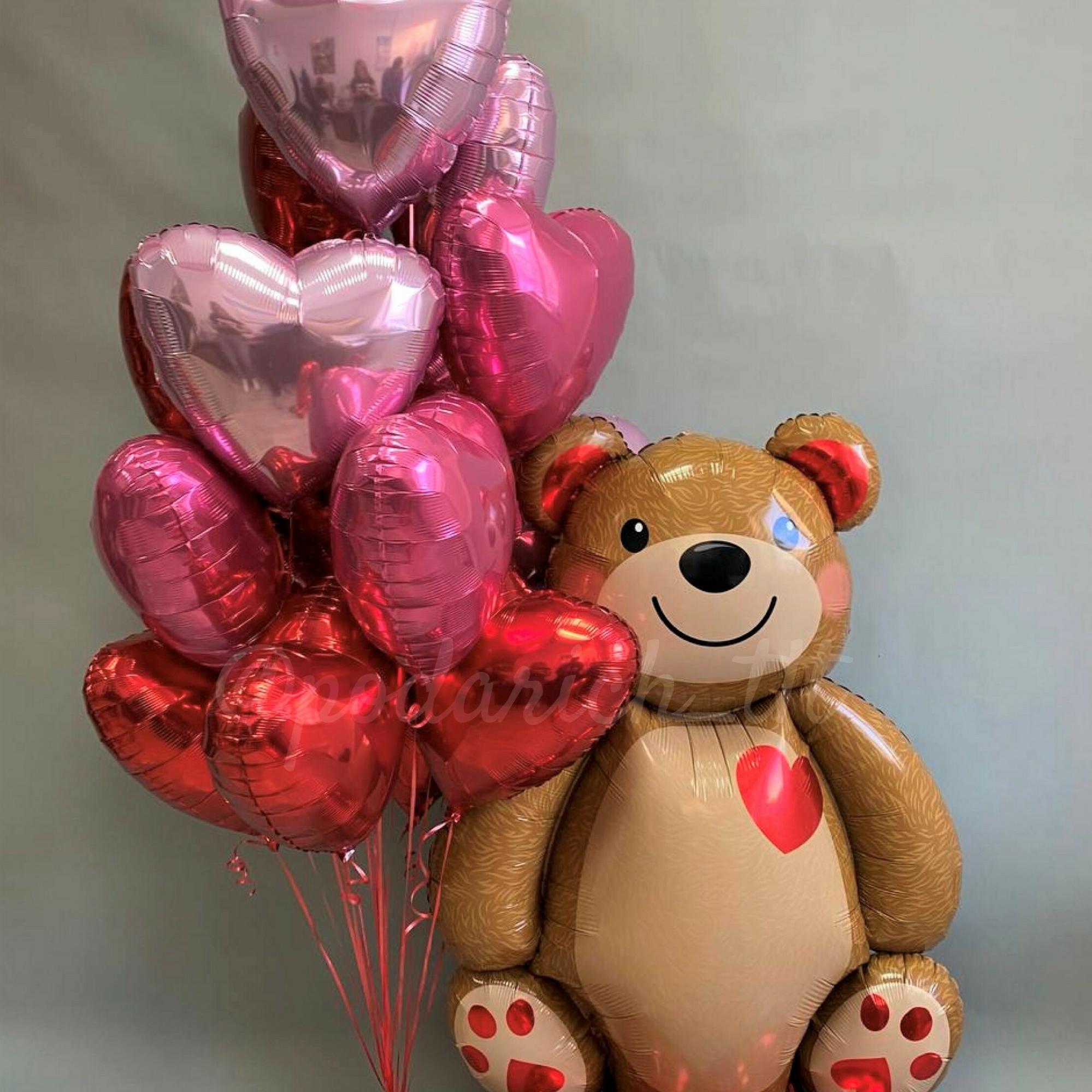 фотография на сером фоне шар в виде медведя и букет шаров