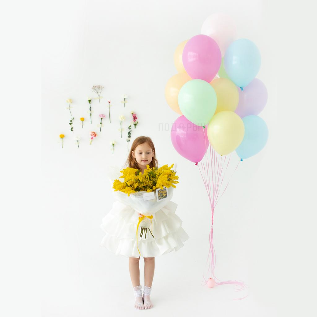 Фото Девочка 6 лет в белом платье с букетом мимозы и фонтаном из гелиевых шариков  нежных цветов