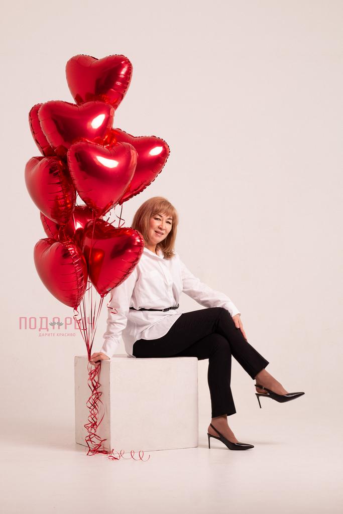 Шары на 14 февраля популярны для сюрпризов с доставкой на дом. Их выбирают для признаний в любви, годовщин и романтических свиданий. На фотографиях воздушные шары добавляют объёма и создают ощущение праздника. Красная цветовая гамма усиливает ассоциации с чувствами и вниманием. Такие фото часто используют в интернет-магазинах подарков и на маркетплейсах. Изображения с шарами помогают вдохновить на нестандартное поздравление. Они подходят для оформления сайтов, карточек товаров и социальных сетей. Фото ко Дн