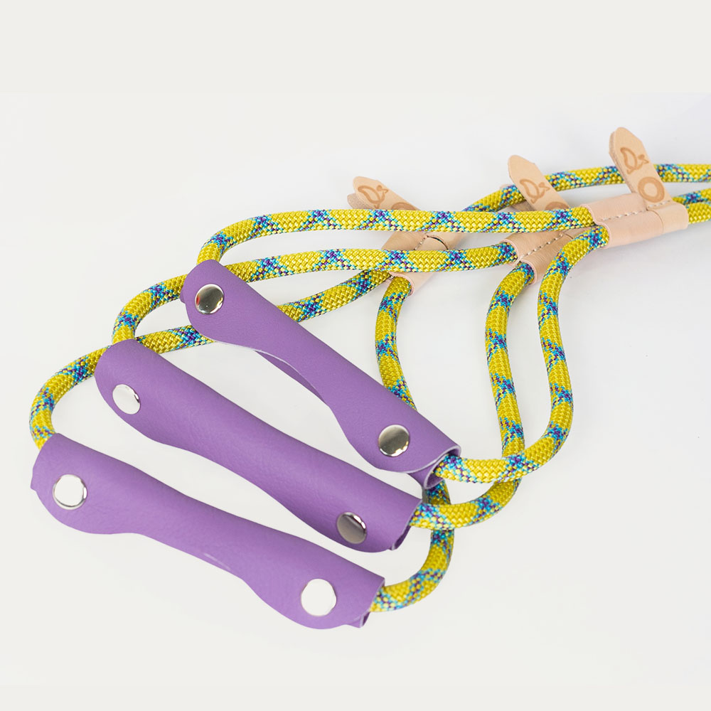 Желтый пестрый поводок-веревка с кожаной накладной ручкой