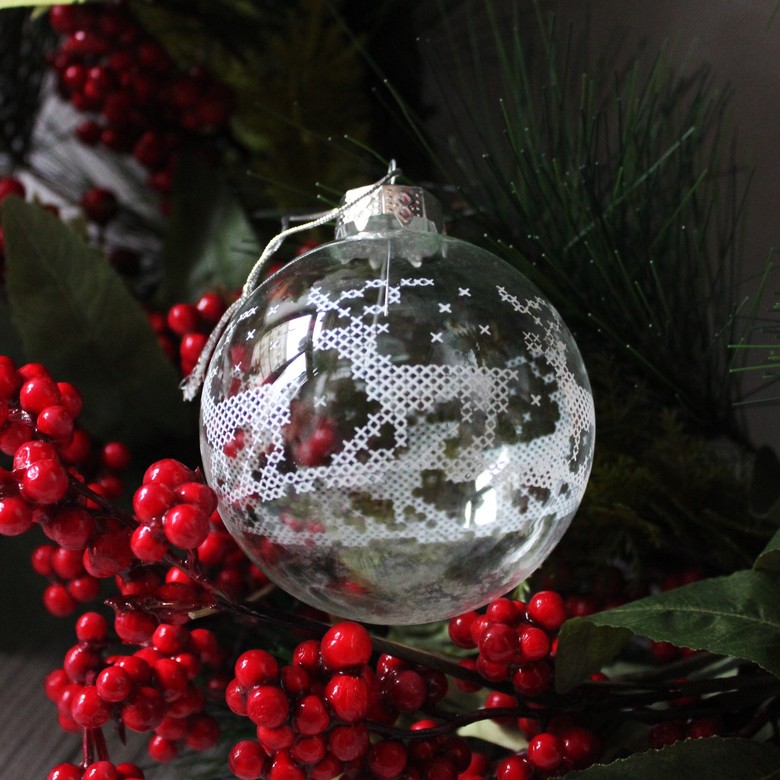 Ёлочный шар "Вышивка"