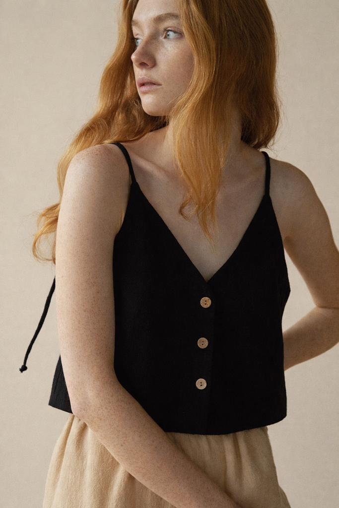 ЧЕРНЫЙ УКОРОЧЕННЫЙ ТОП  НА ЛЯМКАХ