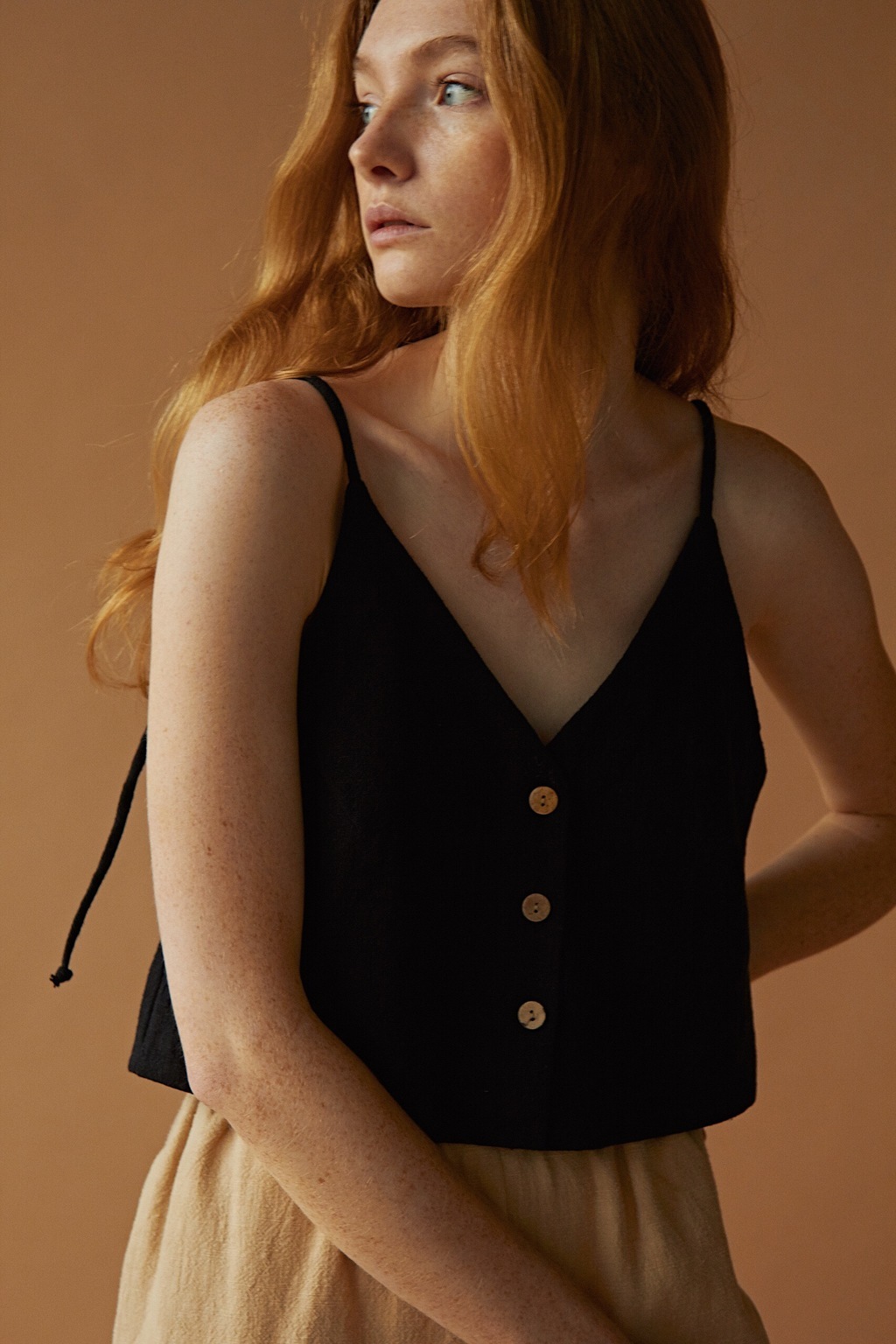 ЧЕРНЫЙ УКОРОЧЕННЫЙ ТОП  НА ЛЯМКАХ