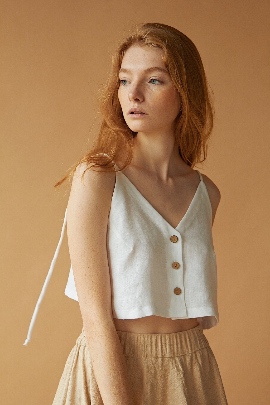 БЕЛЫЙ УКОРОЧЕННЫЙ ТОП  НА ЛЯМКАХ