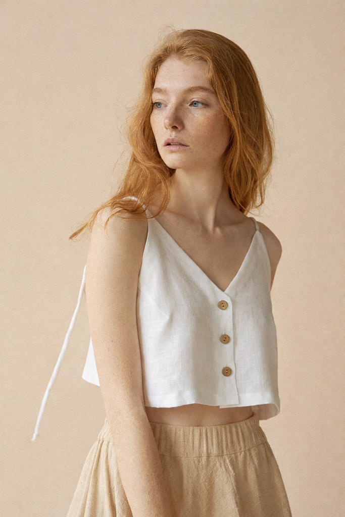 БЕЛЫЙ УКОРОЧЕННЫЙ ТОП  НА ЛЯМКАХ