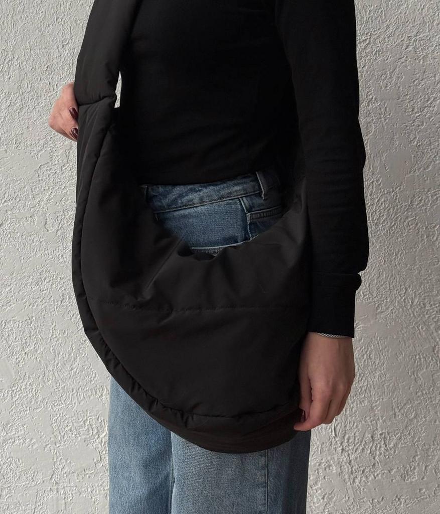 ЧЕРНАЯ СУМКА ИЗ ДУТОГО ВОДОНЕПРОНИЦАЕМОГО ТЕКСТИЛЯ