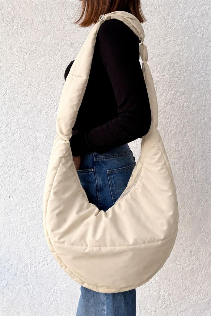 БЕЖЕВАЯ СУМКА ИЗ ДУТОГО ВОДОНЕПРОНИЦАЕМОГО ТЕКСТИЛЯ