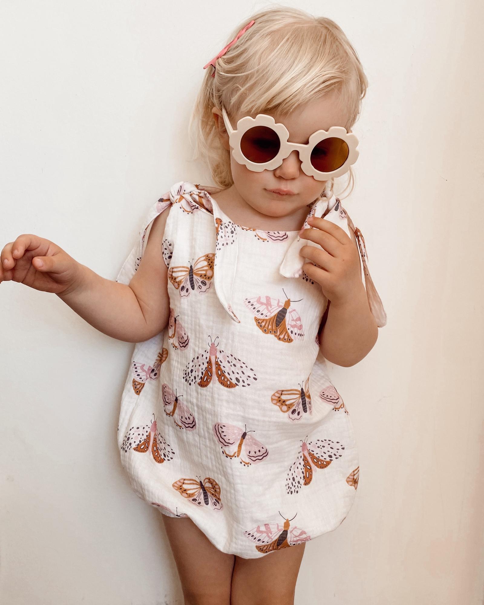 Ромпер с завязками на плечах из жатого хлопка "Мотыльки"