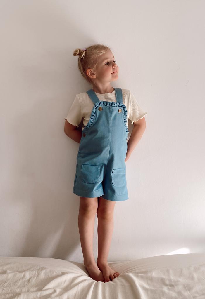 Джинсовый комбинезон с карманами