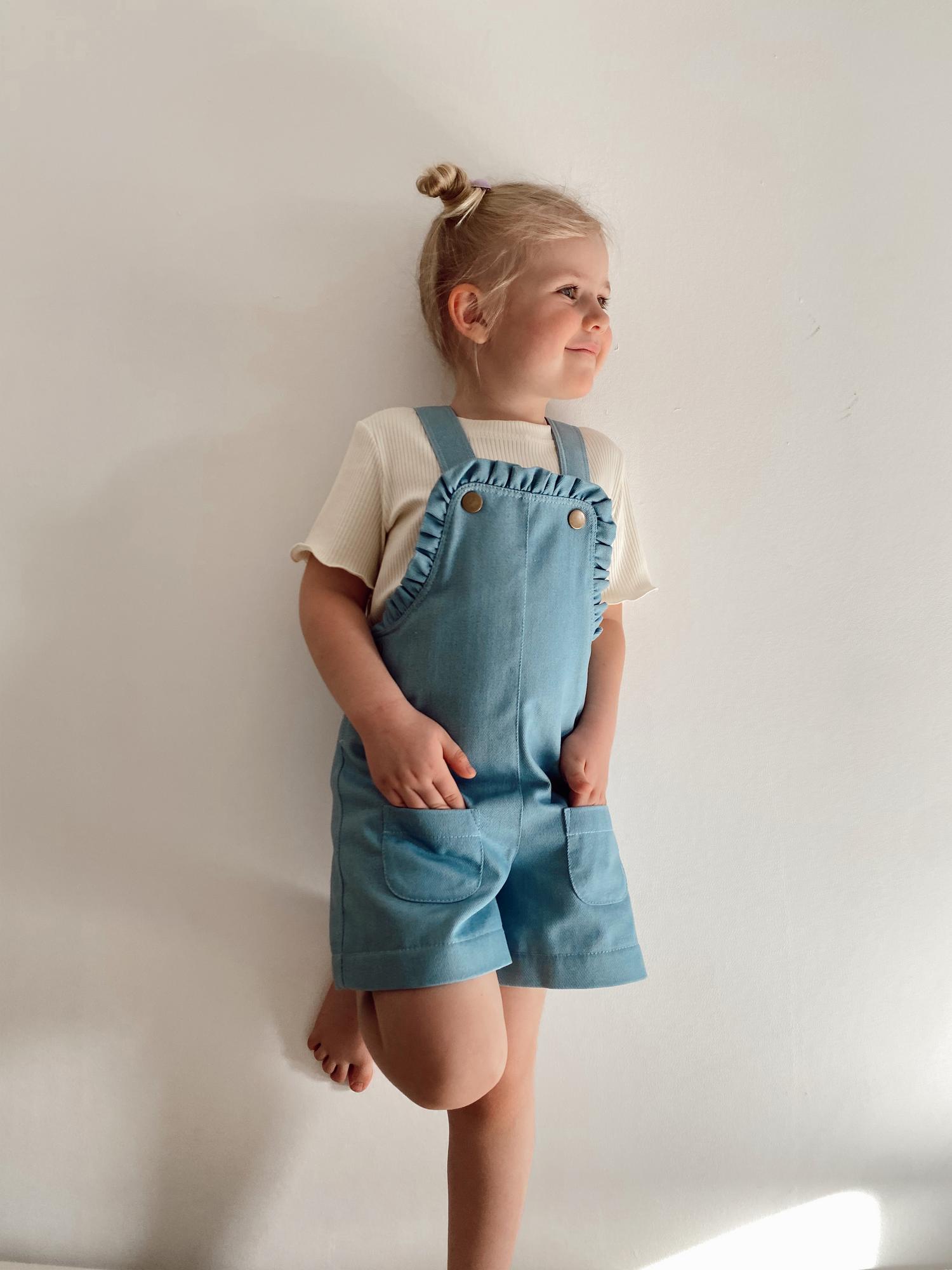 Джинсовый комбинезон с карманами