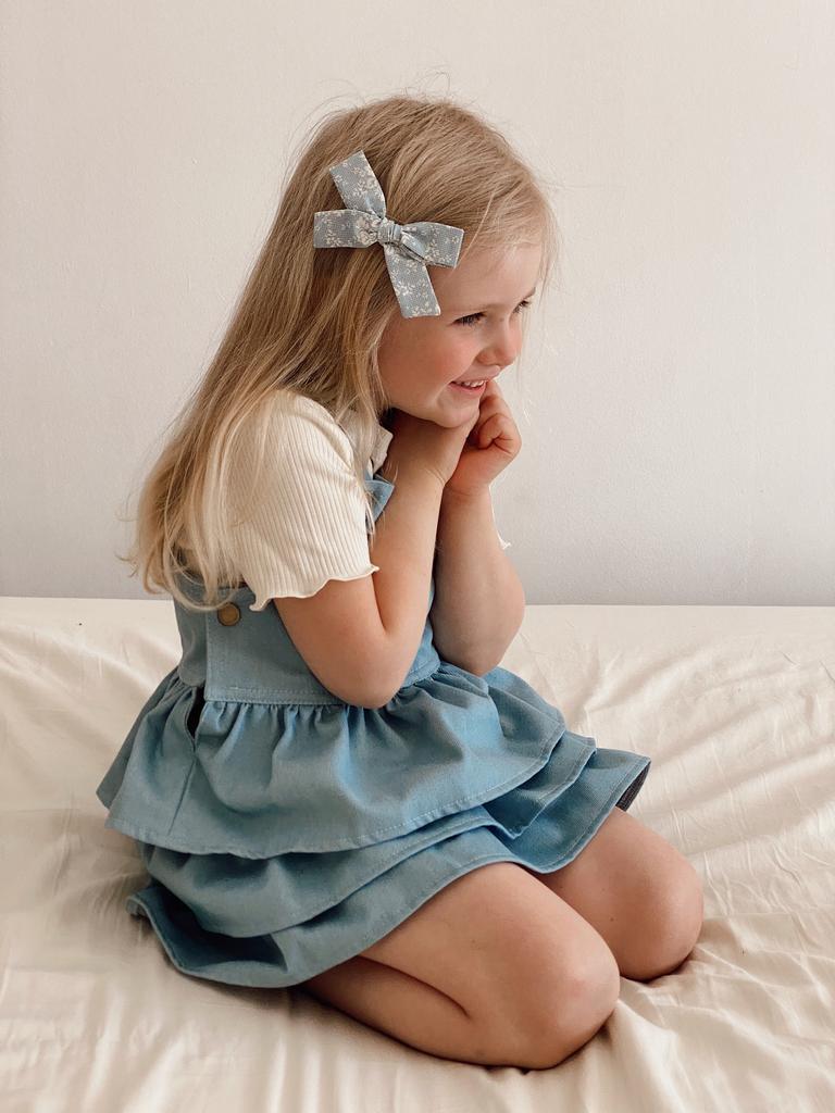 Джинсовый сарафан с нашивкой