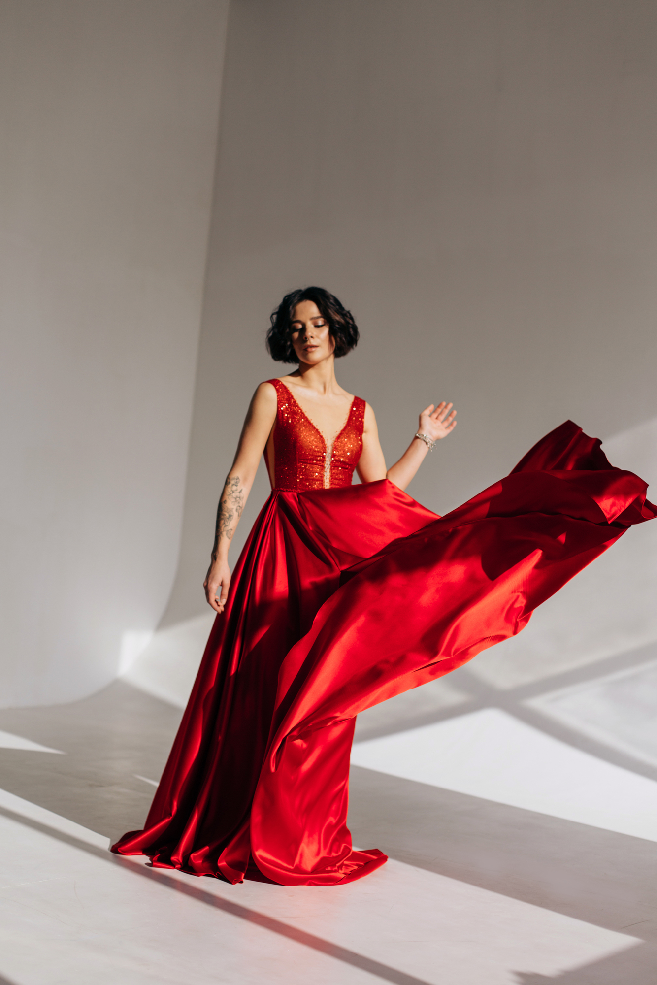 Вечернее платье PEARL в летящем атласе