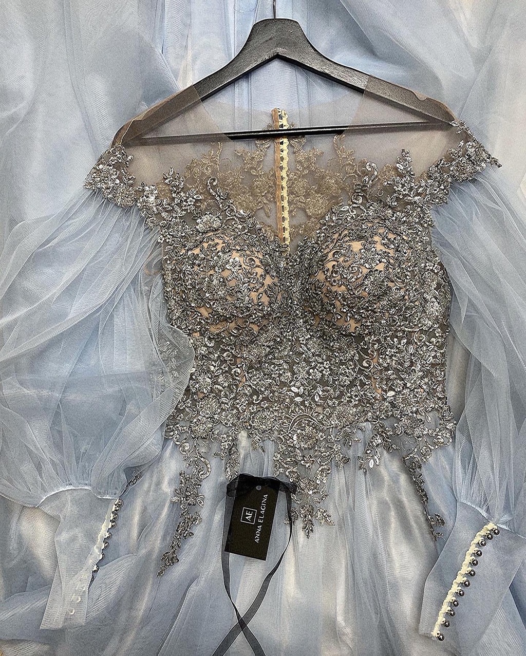 Выпускное платье EVITA в серо- голубом с рукавом на манжете