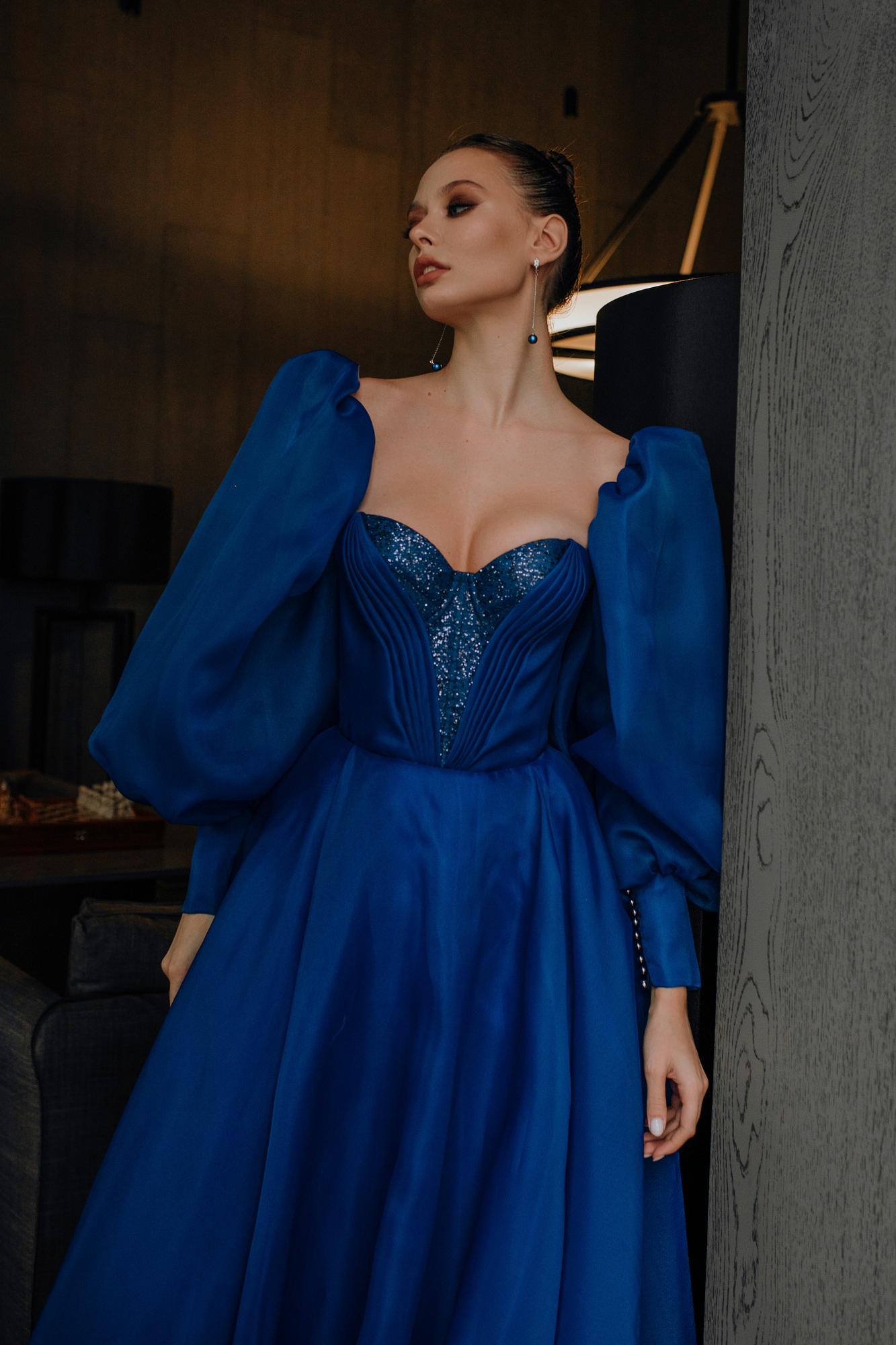 Вечернее платье ROXY длинное в синем с рукавами на манжете