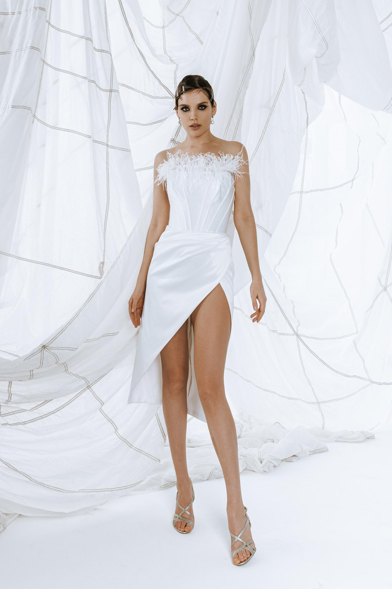 Свадебное платье LORENA длина MIDI в молочном цвете c пером