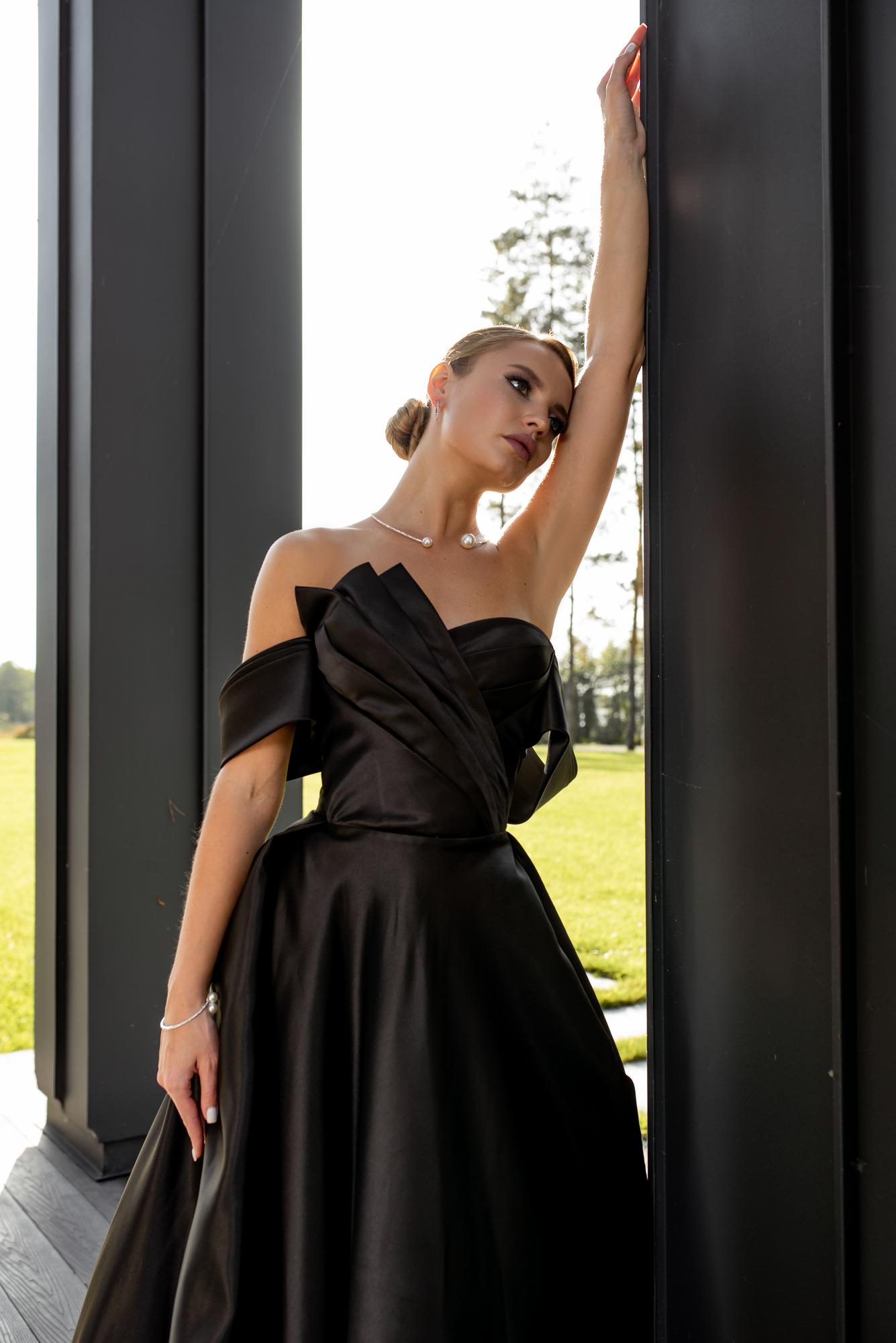 Черное длинное платье ELLIA в  атласе