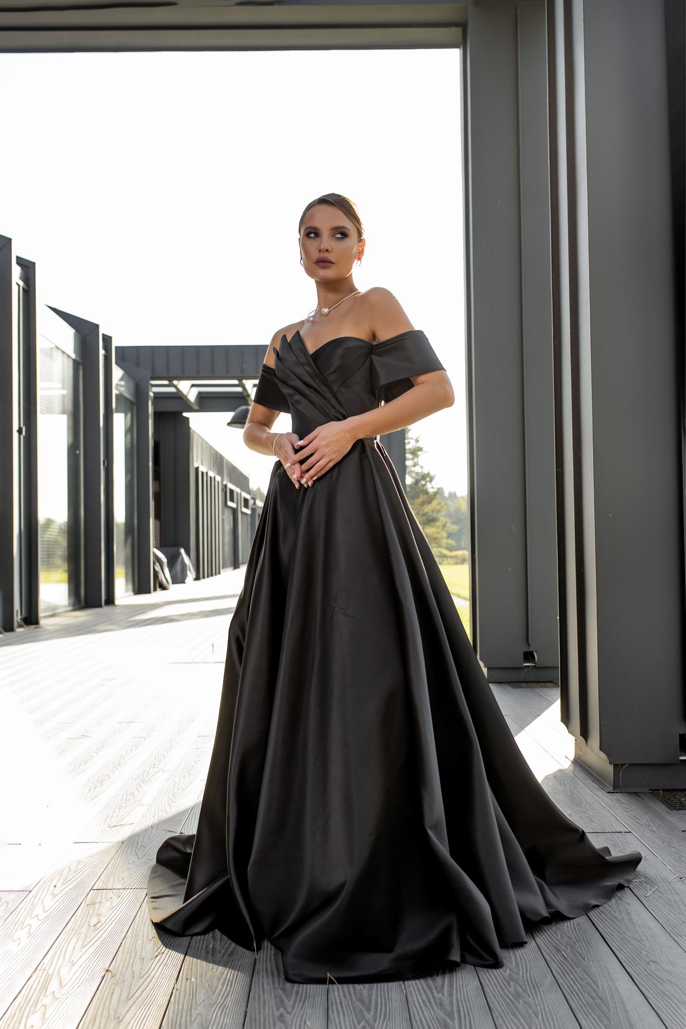 Черное длинное платье ELLIA в  атласе