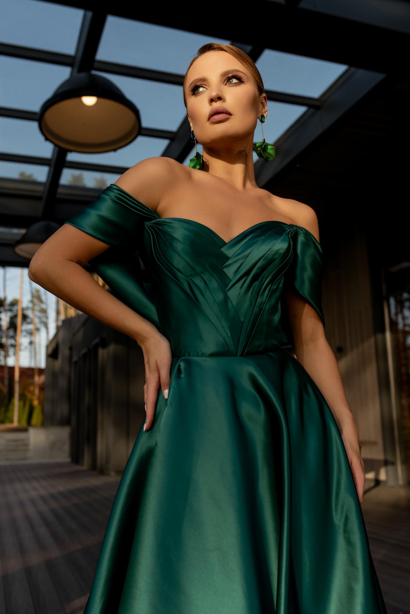 Атласное платье MANULA с бретелями в изумрудном цвете
