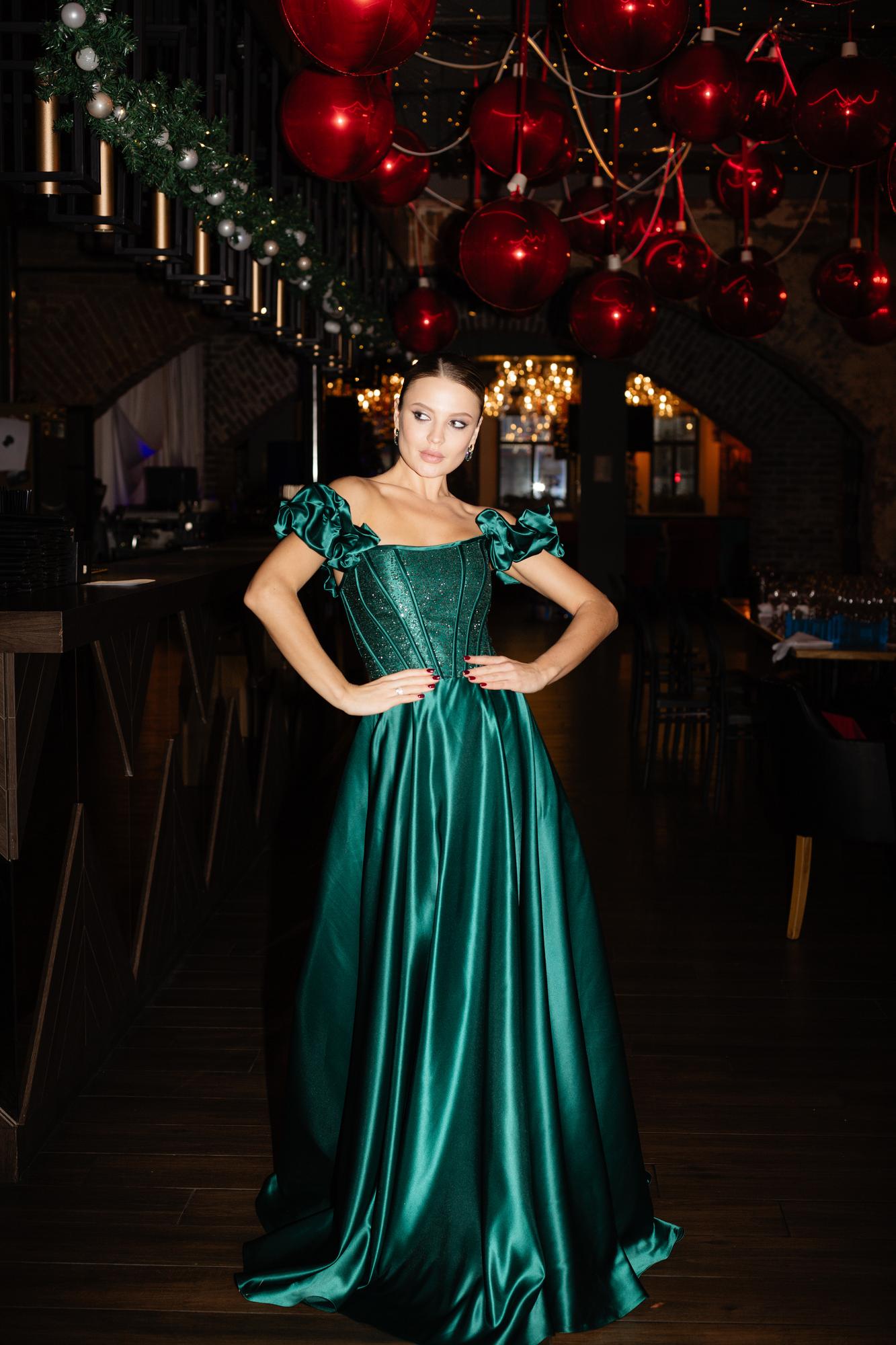 Длинное платье LARA  с атласной юбкой в изумрудном оттенке