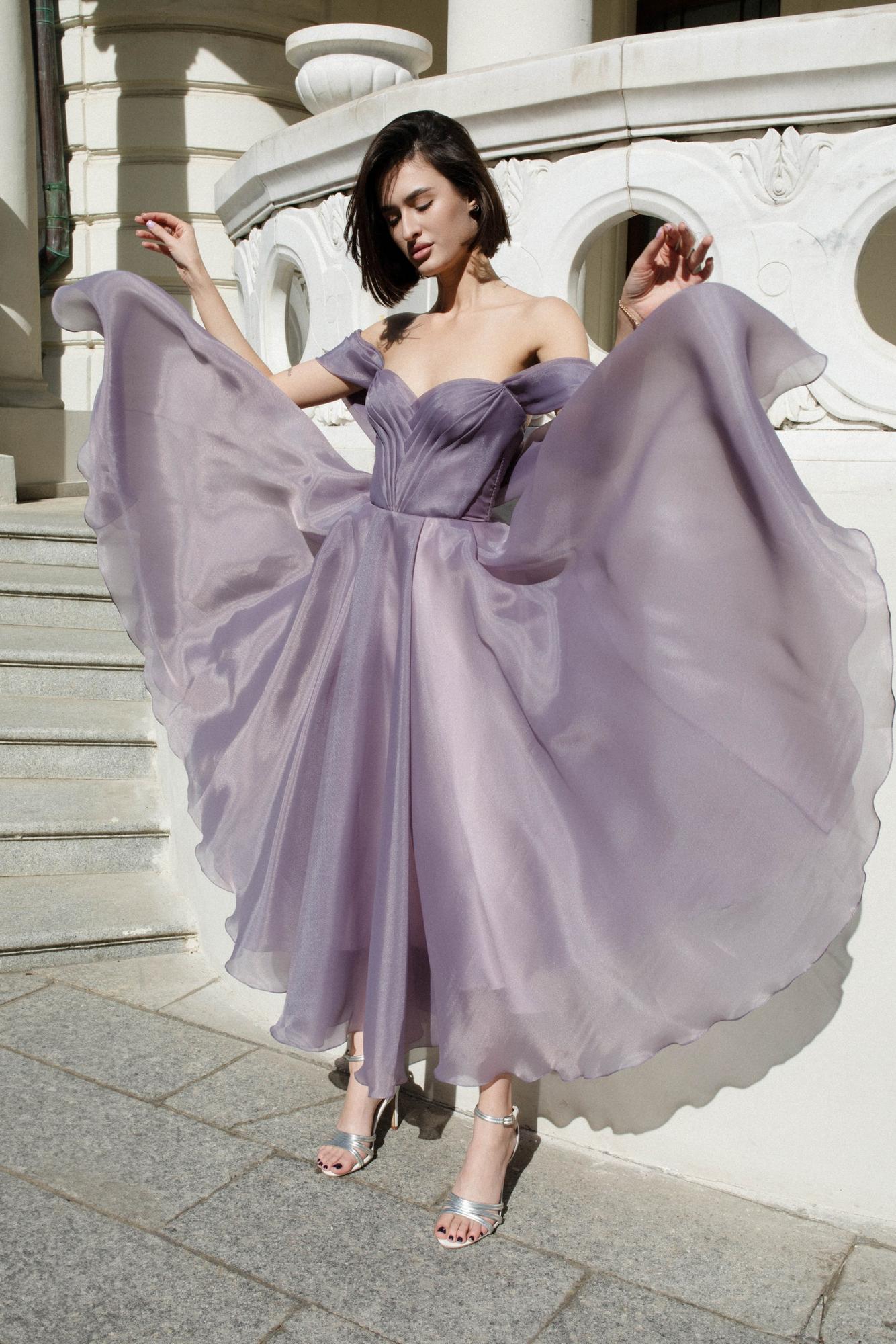 Вечернее платье MANULA в органзе цвет темная лаванда с бретелями