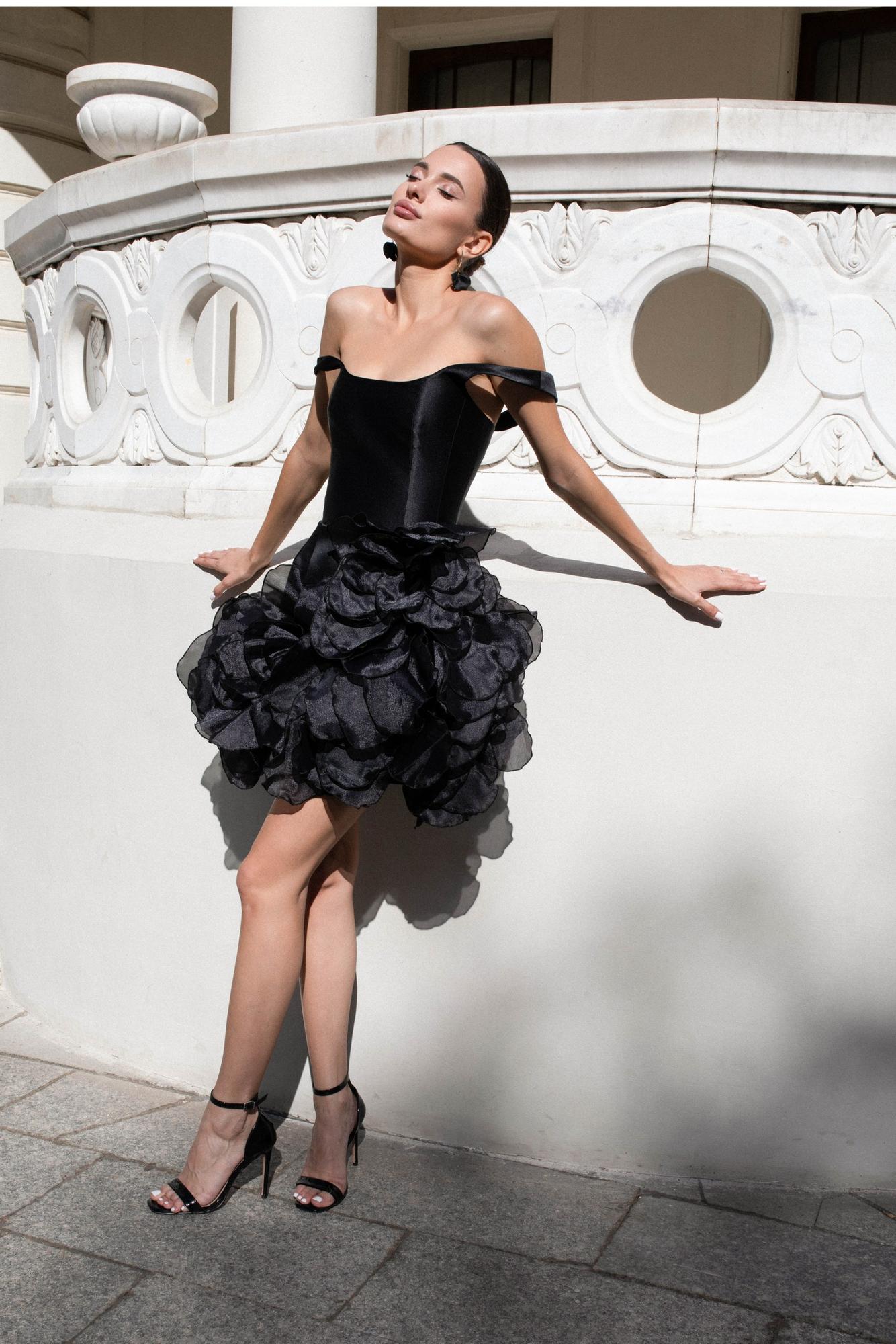 Короткое черное платье SERGE с объемными цветами.