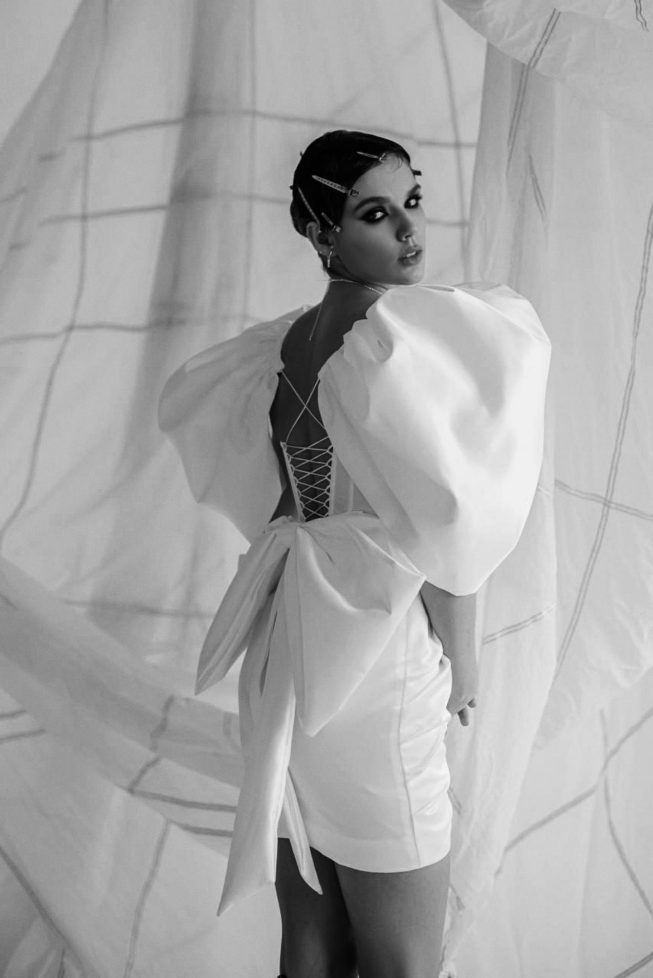 Короткое платье MARRA