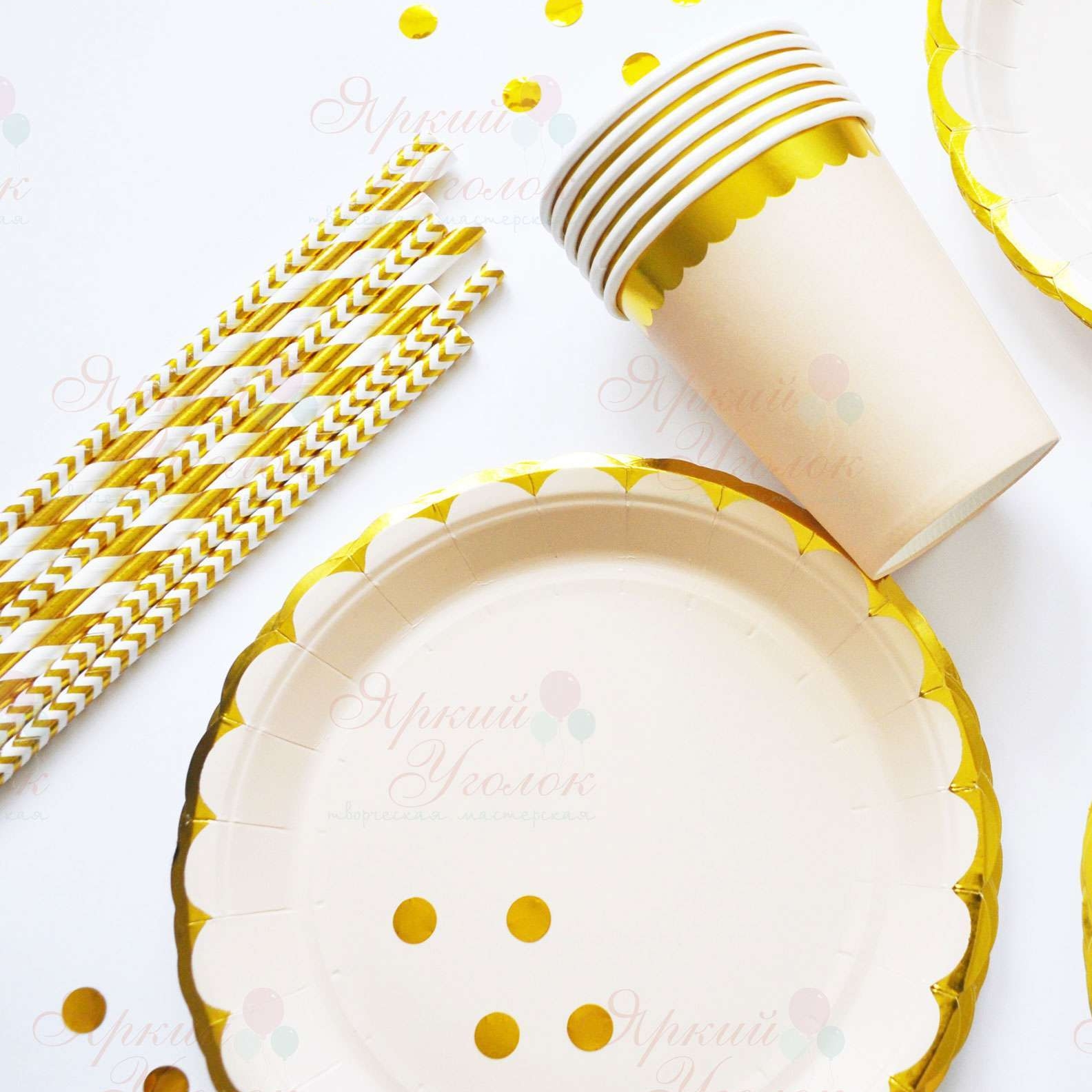 Бумажные тарелки ажурные светло-персиковые с золотым тиснением