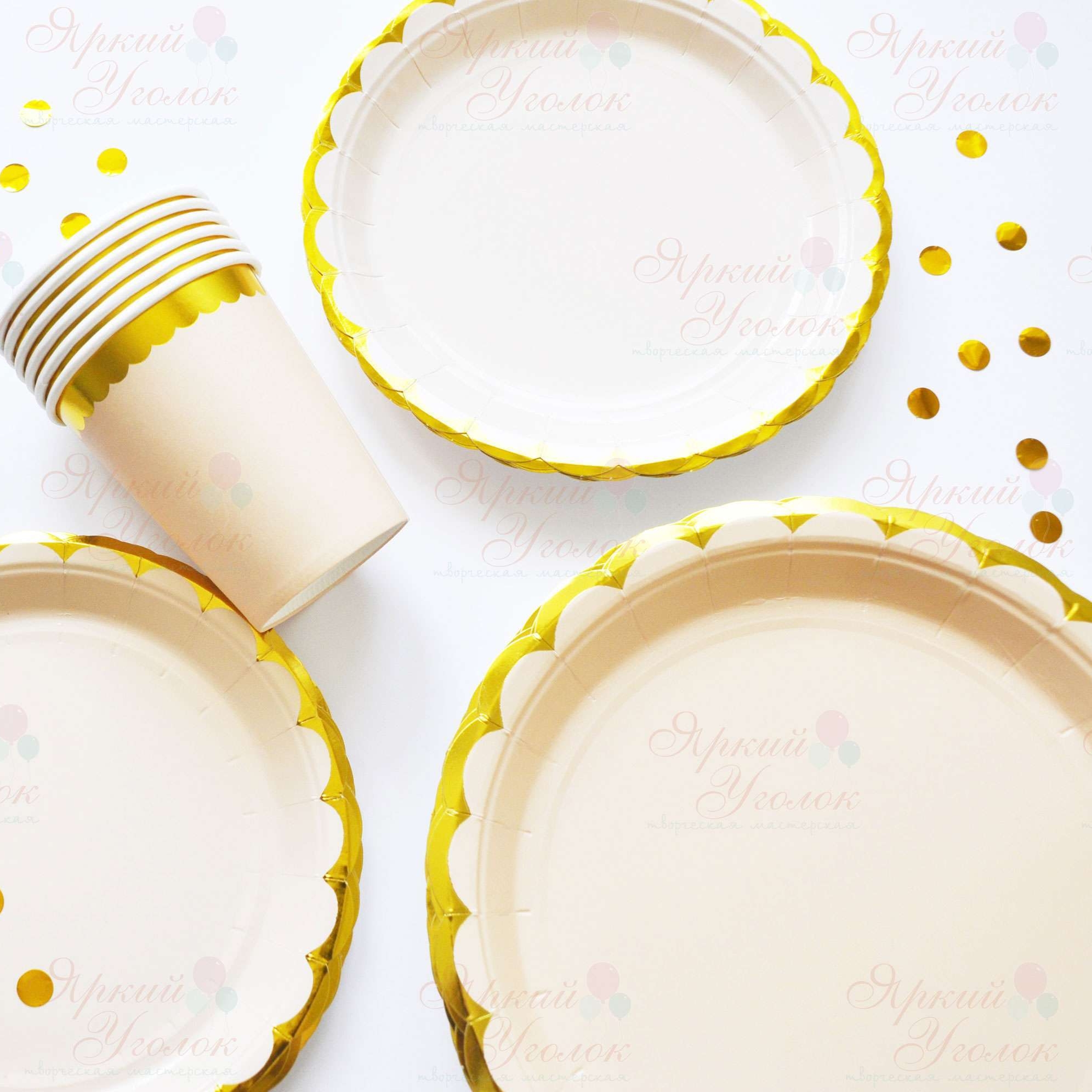 Бумажные большие тарелки ажурные светло-персиковые с золотым тиснением