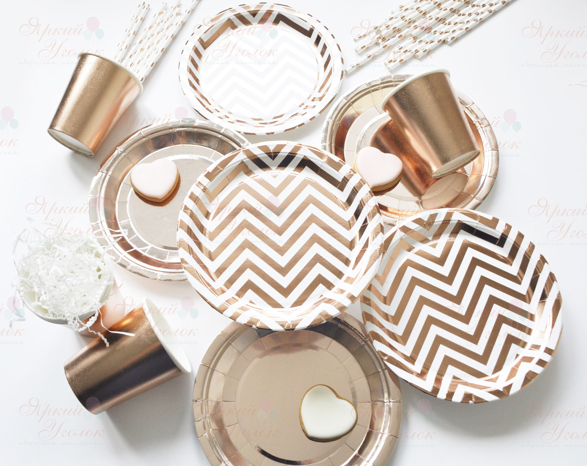 Бумажные тарелки розовое золото с рисунком - зигзаг