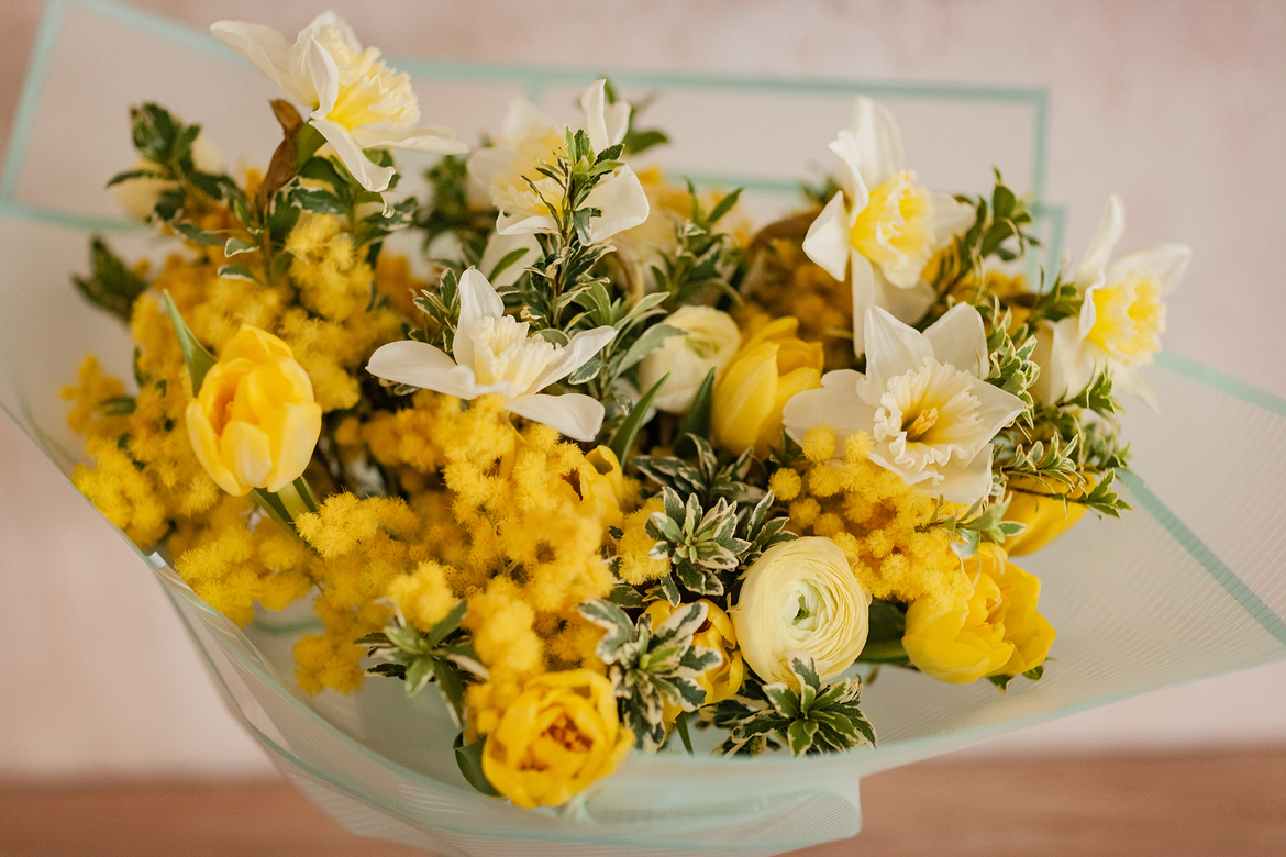 Авторский букет "Весенний с мимозой"