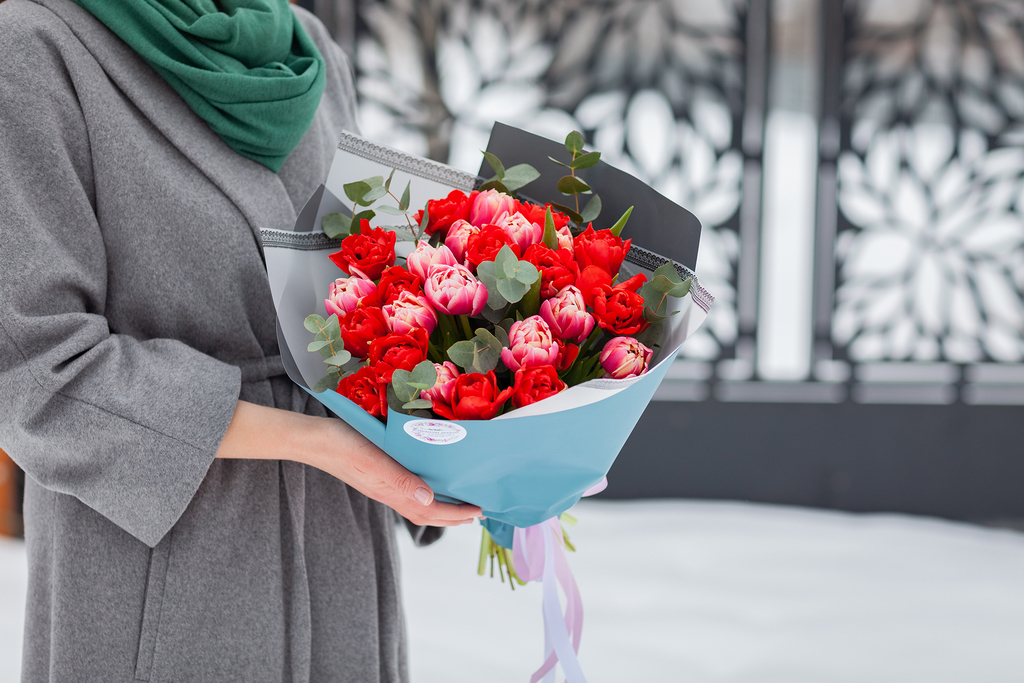 Тюльпановый дуэт с эвкалиптом