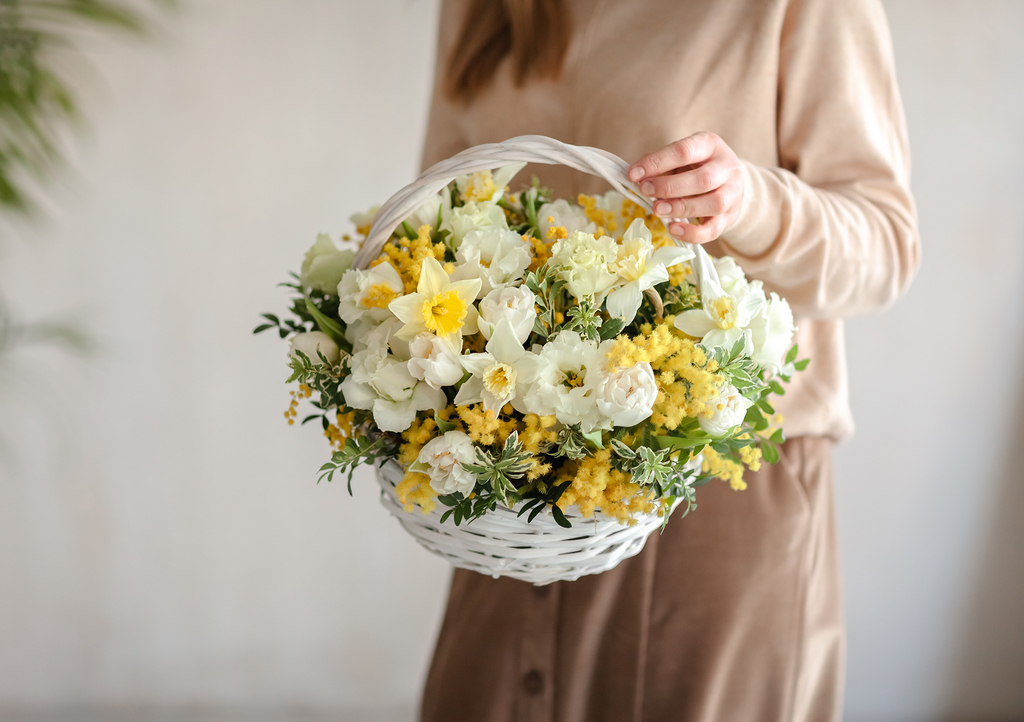 Цветочная корзина "Весенняя с мимозой"