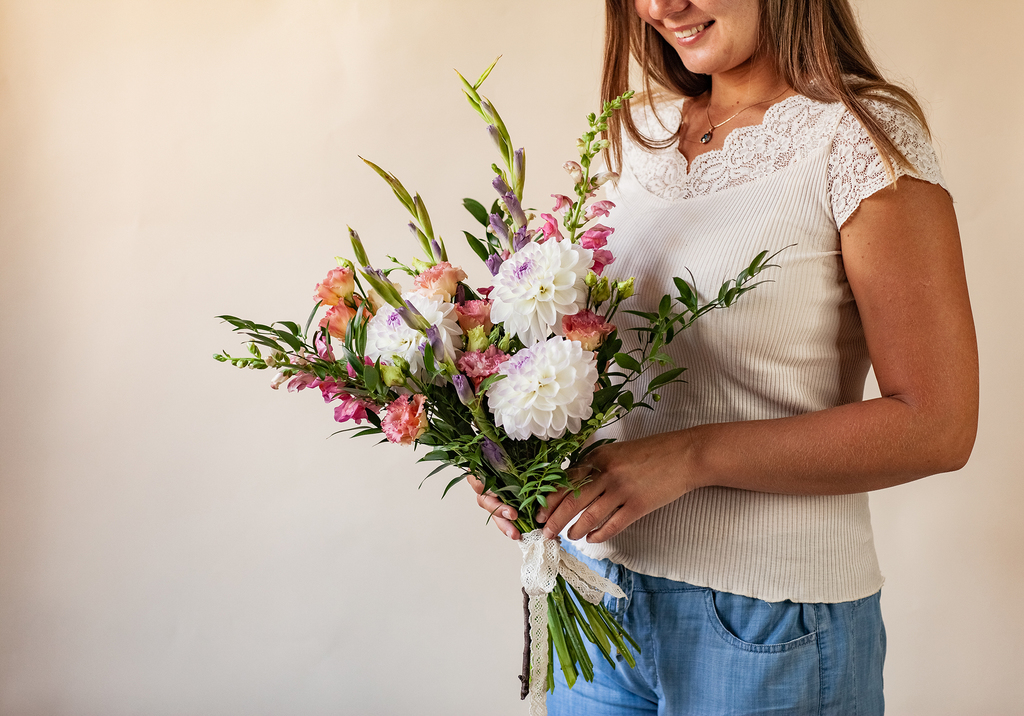 Авторский букет "Нежность с георгинами"