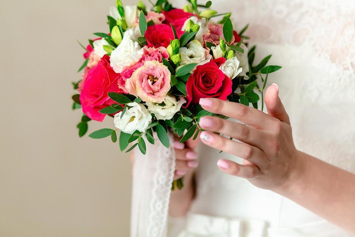 Букет невесты  с ярко-розовыми розами