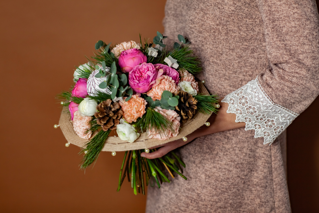 Зимний букет на дизайнерском каркасе