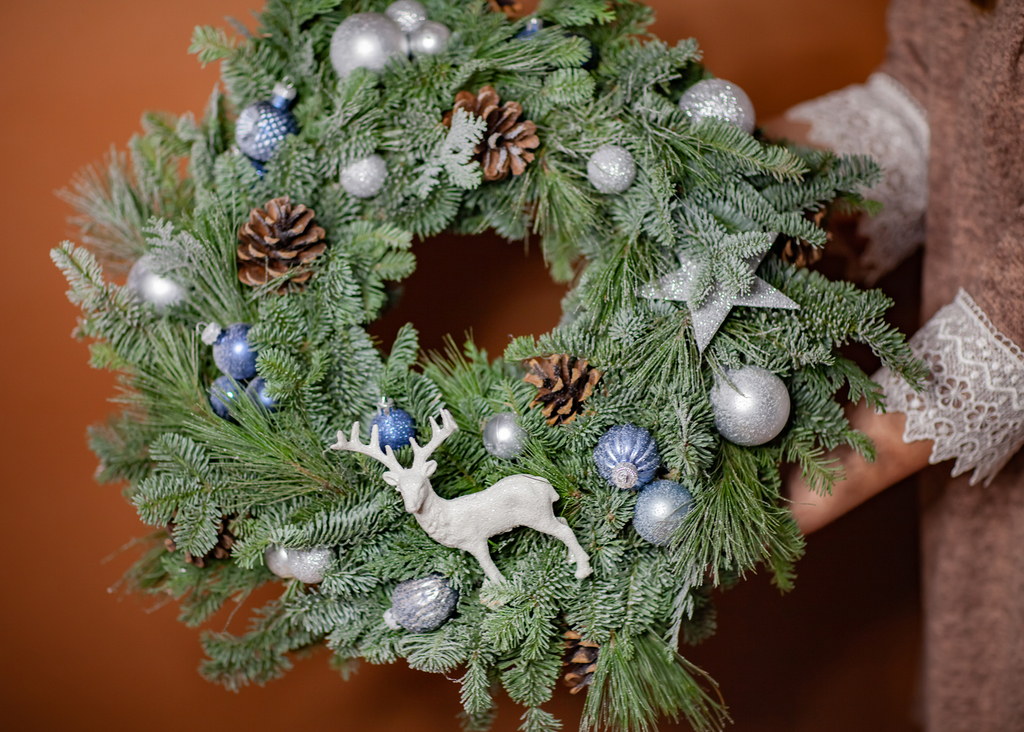 Венок в серебристо-синем декоре