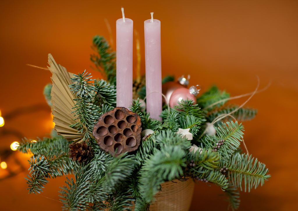 Композиция в розовом кашпо с двумя свечами