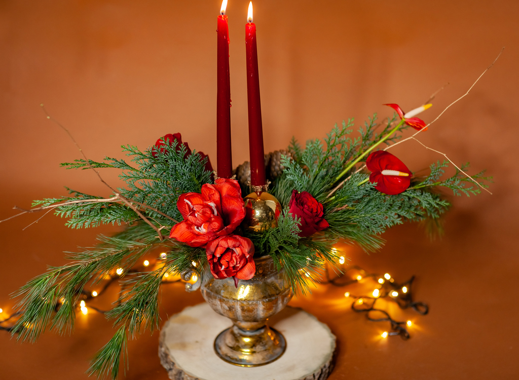 Композиция в металлической вазе с подсвечниками ручной работы