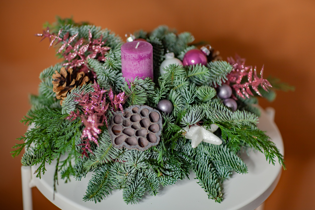 Композиция с фиолетовой свечой