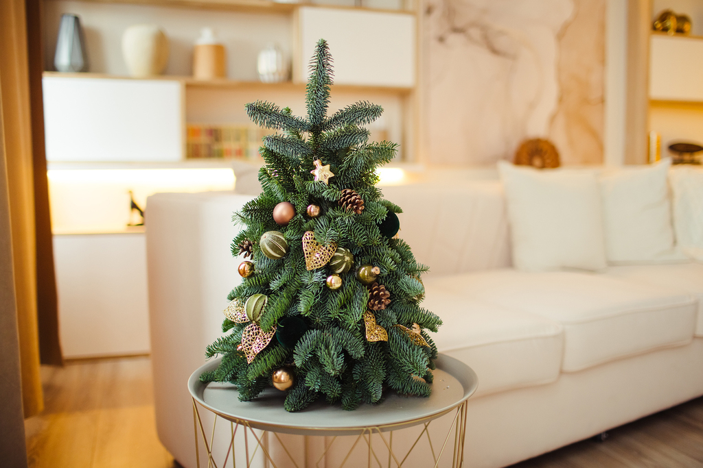 Елка в зелено-золотом декоре